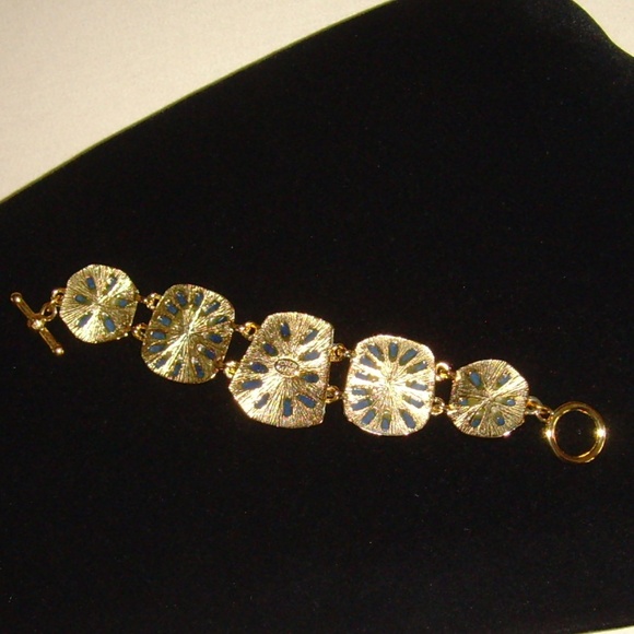 Kenneth Jay Lane Lucite and Gold-Tone Bracelet - Picture 8 of 9